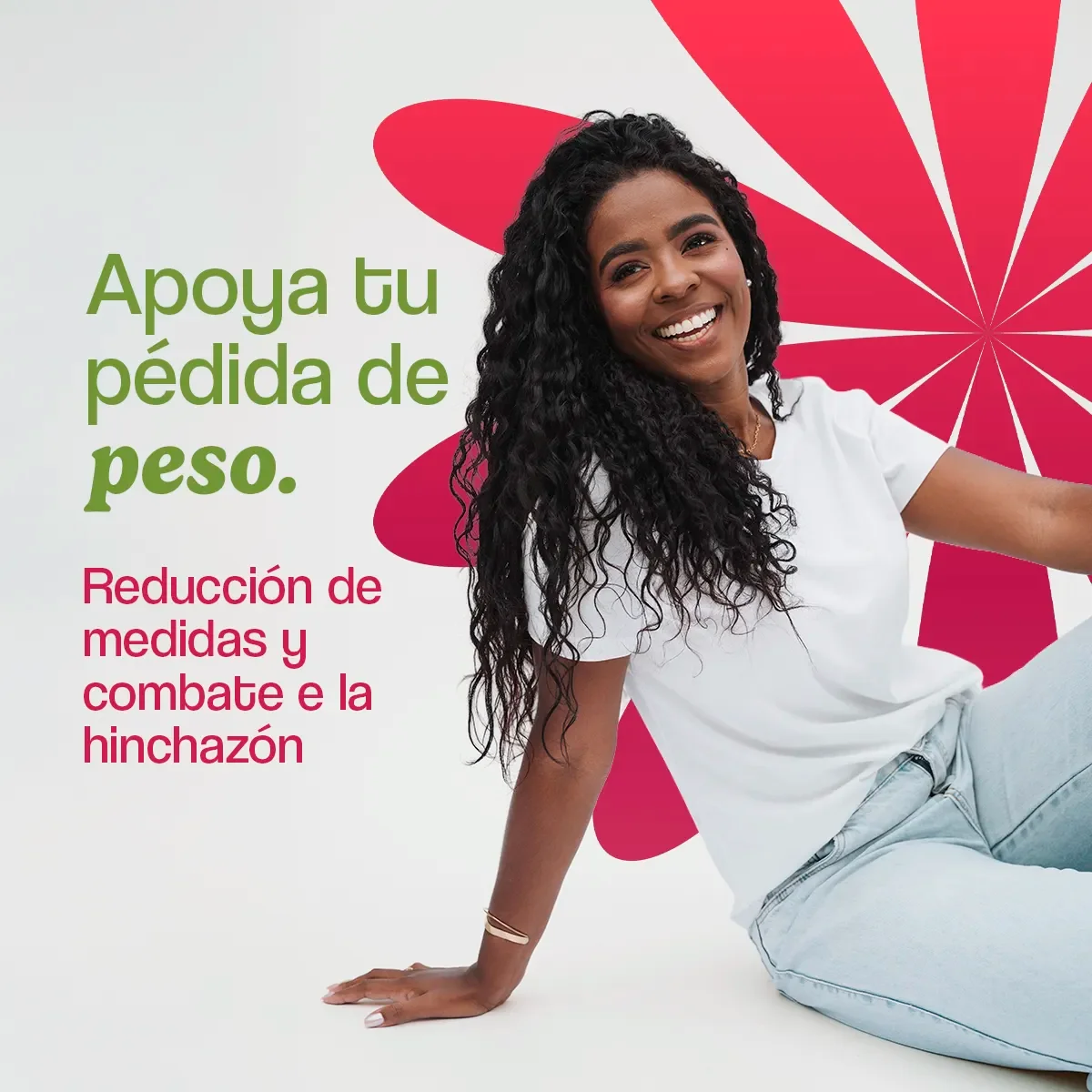 Mujer sonriente con cabello rizado, camiseta blanca y jeans, fondo floral rosa, texto sobre pérdida de peso y reducción de hinchazón